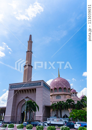 マレーシアクアラルンプールの美しいピンクモスク（プトラモスク） 113039031