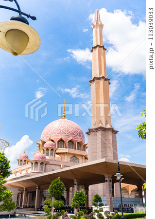 マレーシアクアラルンプールの美しいピンクモスク（プトラモスク） 113039033