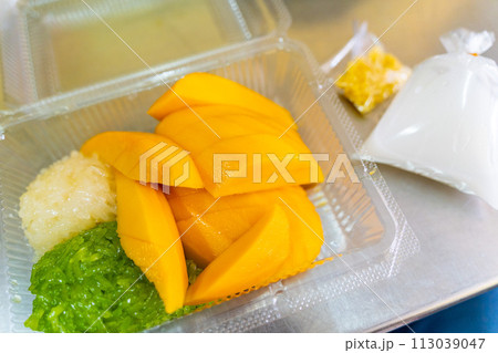 タイのマンゴーを使った定番デザート「カオニャオ・マムアン」 113039047
