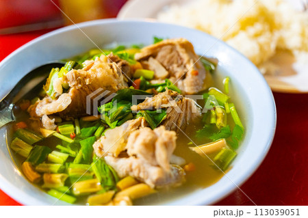 辛いけど美味しいタイの名物トムヤムスープ 113039051