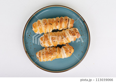 Top view of freshly baked sausages in sesame seed batter. 113039066