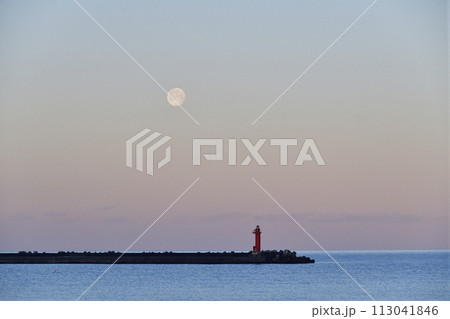 早春の北海道江差町江差港赤灯台と残月の風景を撮影 早春の北海道江差町江差港赤灯台と残月の風景を撮影 113041846
