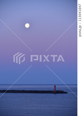 早春の北海道江差町江差港赤灯台と残月の風景を撮影 早春の北海道江差町江差港赤灯台と残月の風景を撮影 113041847