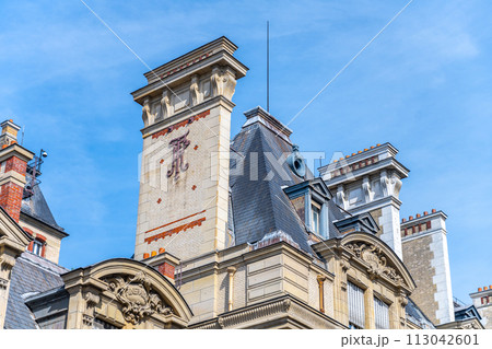 Close view of Sorbonne University historical building rooftop showing intricate stonework and tiled patterns. Paris, France Close view of Sorbonne University historical building rooftop showing intricate stonework and tiled patterns. Paris, France 113042601