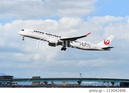 エアバスA350-900福岡空港離陸上昇 113042806