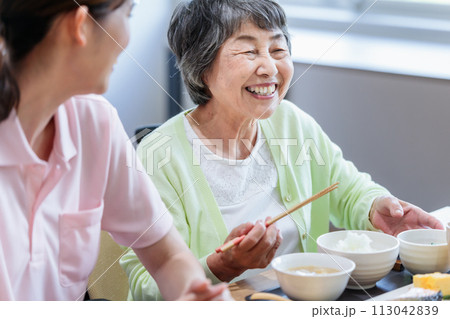 食事をするシニア女性と介護士 撮影協力:中央工学校附属日本語学校 食事をするシニア女性と介護士 撮影協力:中央工学校附属日本語学校 113042839