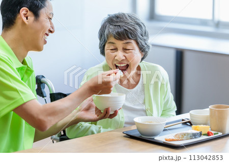 食事をするシニア女性と介護士 撮影協力:中央工学校附属日本語学校 食事をするシニア女性と介護士 撮影協力:中央工学校附属日本語学校 113042853