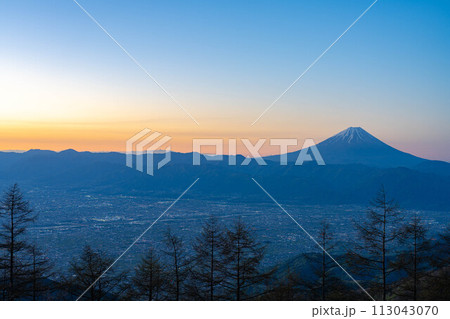 【マジックアワー】甘利山から見るマジックアワーの富士山【山梨県】 113043070