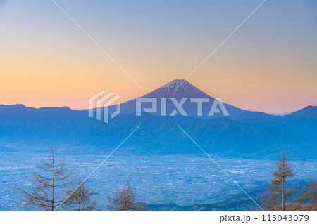 【マジックアワー】甘利山から見るマジックアワーの富士山【山梨県】 113043079