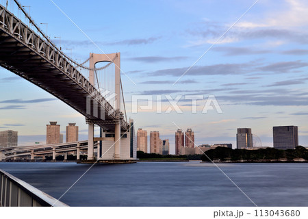 芝浦埠頭から見るレインボーブリッジと豊洲市場 長秒撮影 113043680