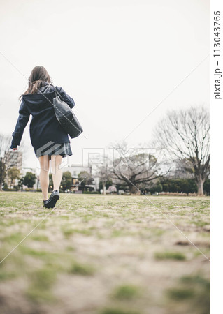 公園で歩いている女子高生 113043766