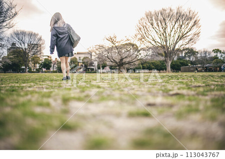 公園で歩いている女子高生 113043767