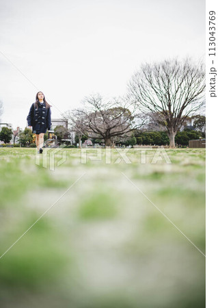 公園で歩いている女子高生 113043769