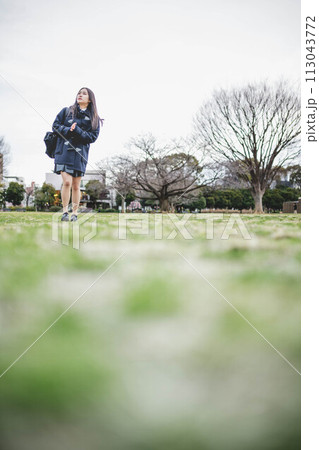 公園で歩いている女子高生 113043772