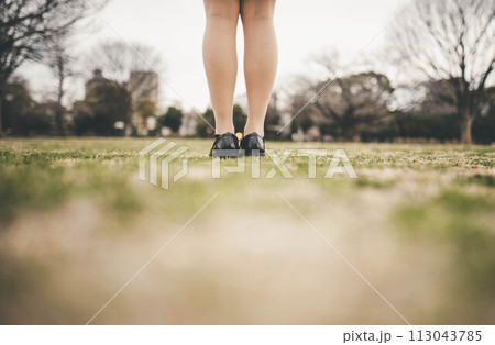女子高校生の足元 113043785