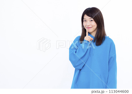 内緒話をしている女性 内緒話をしている女性 113044600