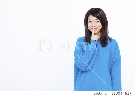 内緒話をしている女性 113044617