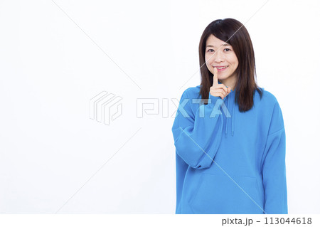 内緒話をしている女性 113044618