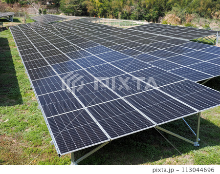 ソーラーパネルのある風景 113044696