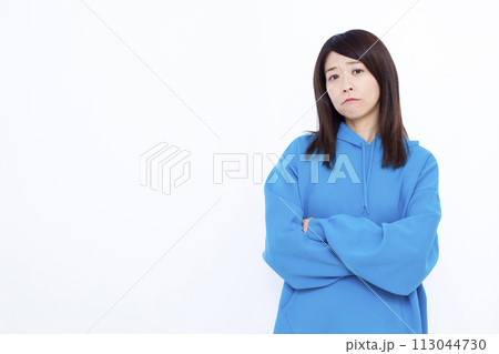 困っている青いパーカーを着た女性 困っている青いパーカーを着た女性 113044730