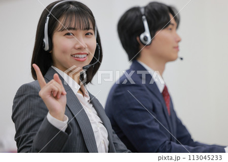 ワンポイントのポーズ_オペレーター女性_1 113045233