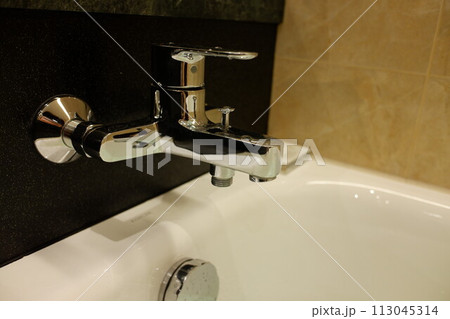 バスタブのレバー式蛇口 113045314