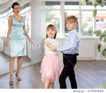 Boy and girl train to dance contemporary vigorous rumba during classes. 113045648