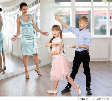 Boy and girl in pair train to dance contemporary vigorous hustle during classes. 113045676