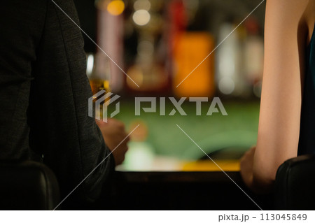 シャンパンを飲むカップル　　 113045849
