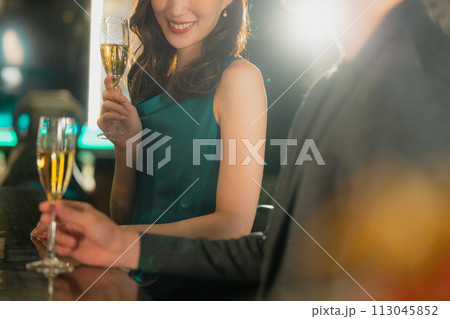 シャンパンを飲むカップル　　 113045852