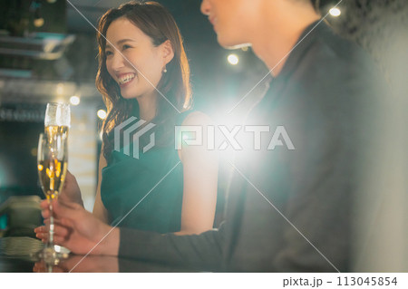 シャンパンを飲むカップル シャンパンを飲むカップル 113045854