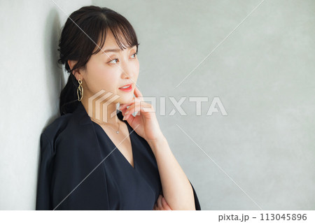ミドル女性のポートレート　 113045896