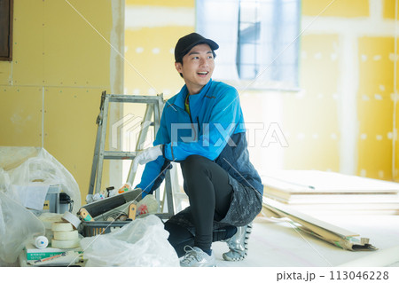 内装業の若い男性 内装業の若い男性 113046228