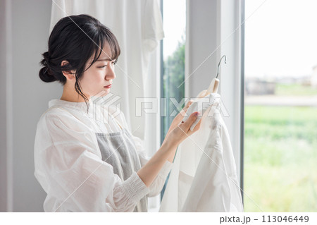 洗濯物のシャツの襟元の汚れ・生乾きに悩む主婦の女性（乾かない・黄ばみ・漂白剤・洗剤・汗ジミ・汚れ） 113046449