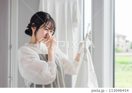 洗濯物が臭い・生乾き臭に悩む主婦の女性（生乾き・部屋干し・臭い・ランドリールーム） 113046454