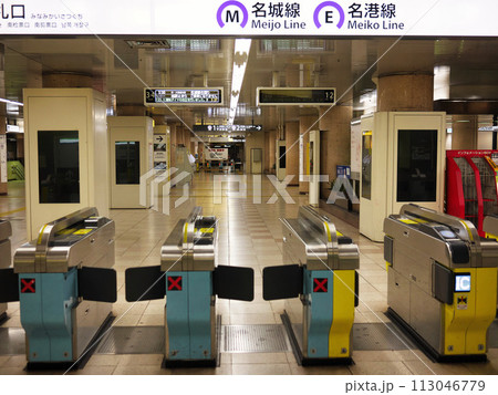 早朝の名古屋市営地下鉄金山駅改札口 113046779