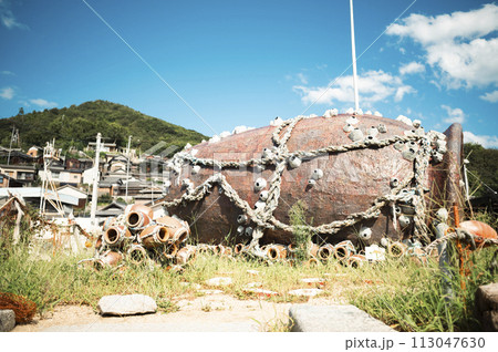 香川県高松市の沖合の島「男木島」の男木港の風景 香川県高松市の沖合の島「男木島」の男木港の風景 113047630