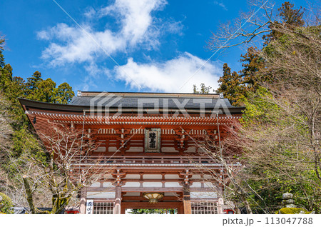 京都洛北の名刹鞍馬寺仁王門 113047788