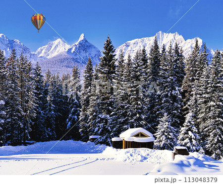 カナディアンロッキーの山々上空を飛行するバルーン カナディアンロッキーの山々上空を飛行するバルーン 113048379