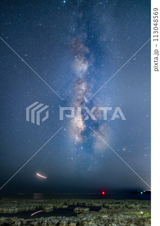 沖縄県の奥武島海岸で見る天の川 沖縄県の奥武島海岸で見る天の川 113048569