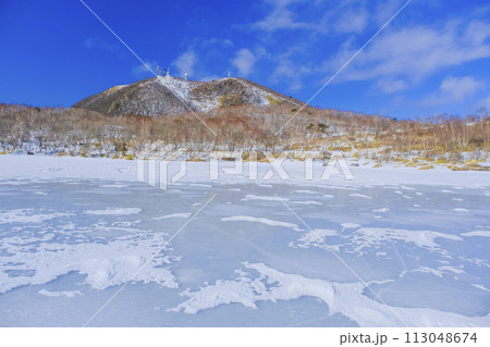 氷結の小沼と地蔵岳 113048674