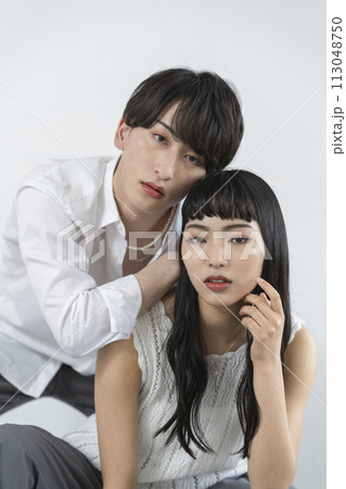 ジェンダーレスメイク　イメージ　カメラ目線の若い男女 113048750