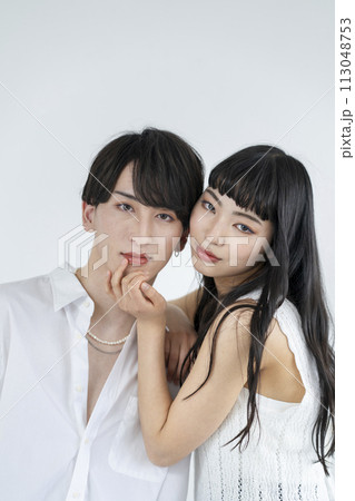 ジェンダーレスメイク　イメージ　カメラ目線の若い男女 113048753