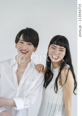ジェンダーレスメイク　イメージ　カメラ目線で笑顔の若い男女 113048754