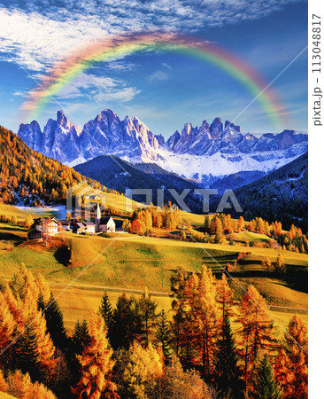 ドロミティアルプスの美しい紅葉風景 ドロミティアルプスの美しい紅葉風景 113048817
