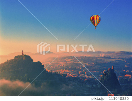 ル・ピュイ・アン・ヴレイのサン・ミシェル・デギレ礼拝堂上空を漂うバルーン 113048820