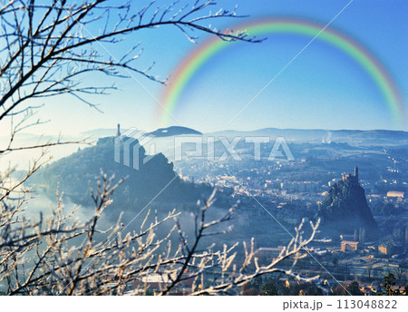 ル・ピュイ・アン・ヴレイのサン・ミシェル・デギレ礼拝堂上空にかかる虹 ル・ピュイ・アン・ヴレイのサン・ミシェル・デギレ礼拝堂上空にかかる虹 113048822