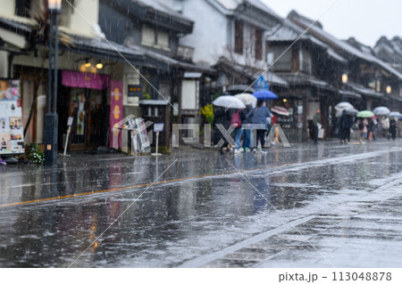 雨の降る川越の街並み3 113048878