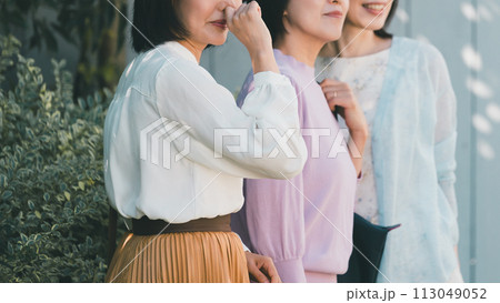 a forty-something woman 113049052