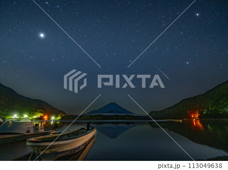 精進湖湖畔から見る富士山と流れ星 113049638